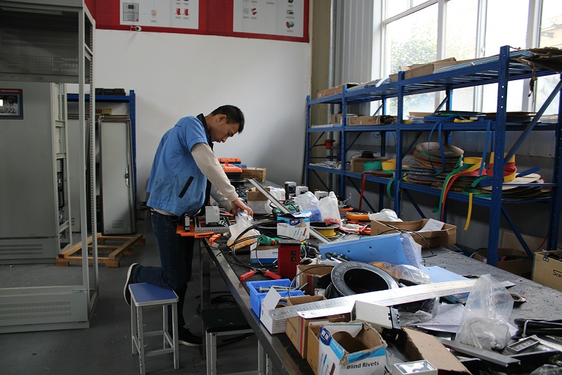 認(rèn)真的裝配部帥哥